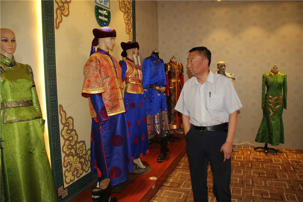 呼和浩特市人大常委會(huì)副主任、市工會(huì)主席斯欽畢力格一行深入內(nèi)蒙古德利源民族服飾有限公司開展調(diào)研工作。