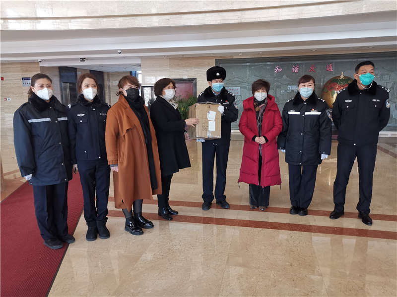 呼市女企業(yè)家商會(huì)慰問(wèn)首府地區(qū)疫情查控一線的交警輔警同志