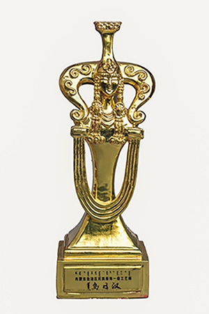 內(nèi)蒙古自治區(qū)民族服飾一級(jí)工藝師烏日汗