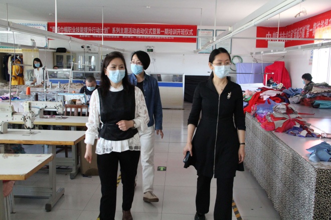 呼市總工會黨組成員、副主席云娜帶領(lǐng)調(diào)研組深入“德利源”公司開展調(diào)研