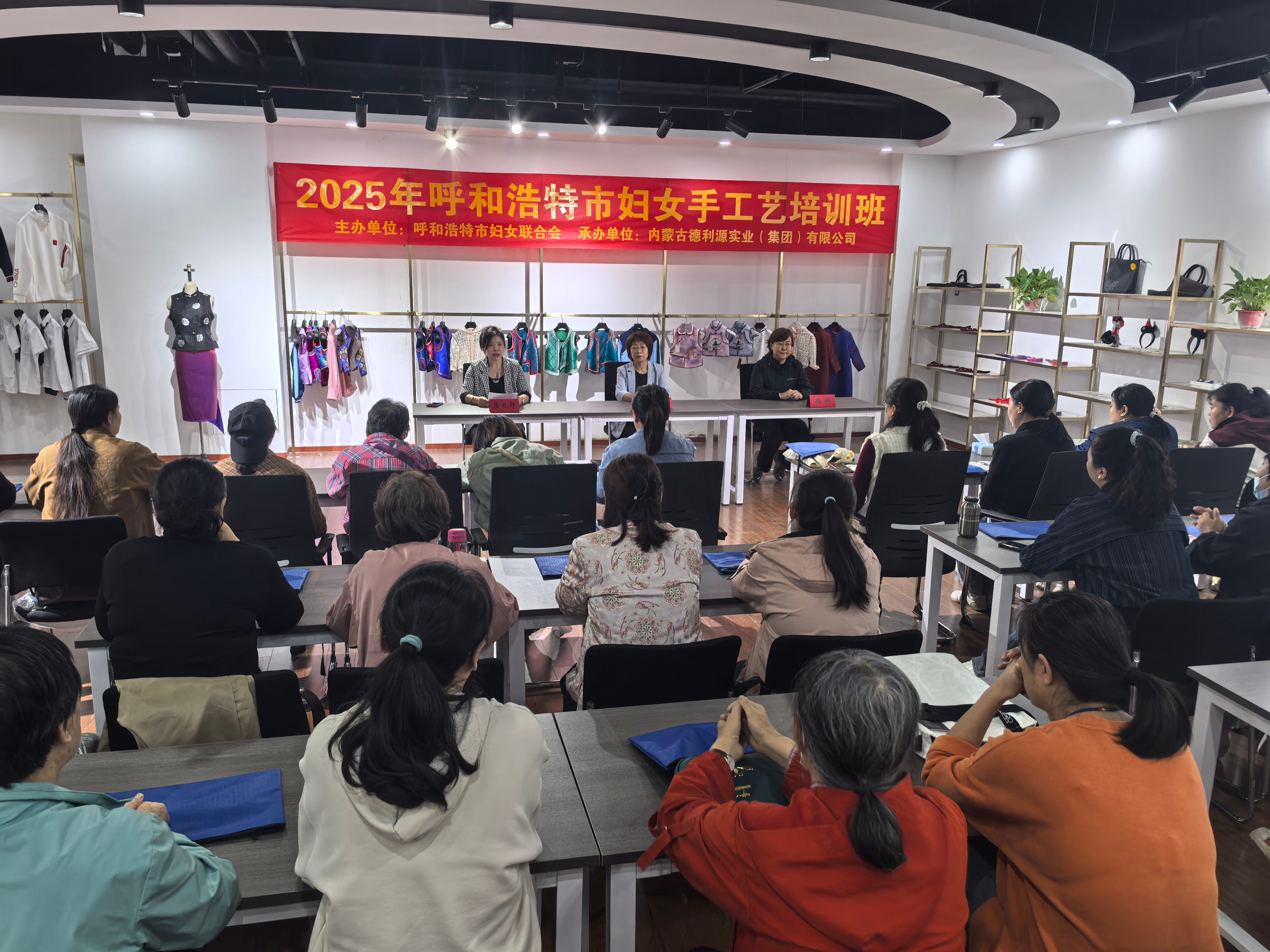 家門(mén)口學(xué)技能，靈活就業(yè)有門(mén)路！2025年呼和浩特市婦聯(lián)婦女手工藝培訓(xùn)圓滿(mǎn)完成